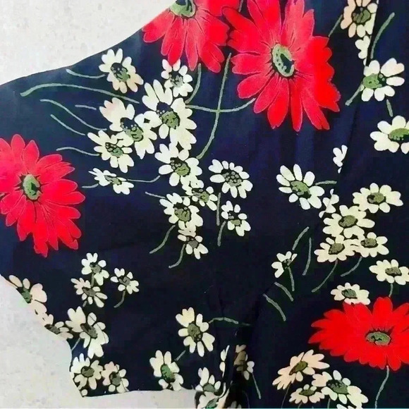 MADEWELL HILLSIDE DAISES WOMENS TIE FRONT TOP  DEEP INDIGO. V NECK, SHORT SLEEVE - Picture 4 of 9